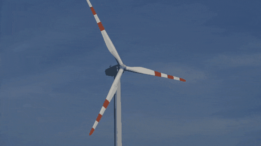 Wind turbine completes a full rotation with matching blade positions at the loop seam